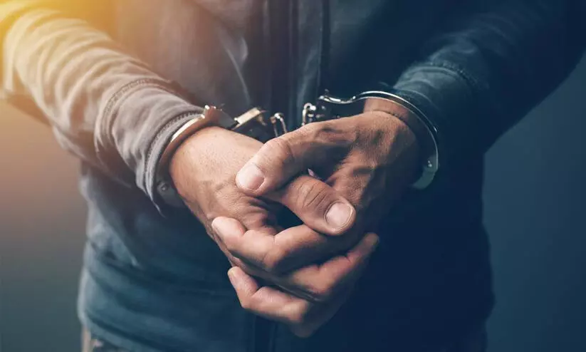 സ​ദാ​ചാ​ര ഗു​ണ്ടാ​യി​സം കാ​ണി​ച്ച ര​ണ്ട് യു​വാ​ക്ക​ൾ അ​റ​സ്റ്റി​ൽ