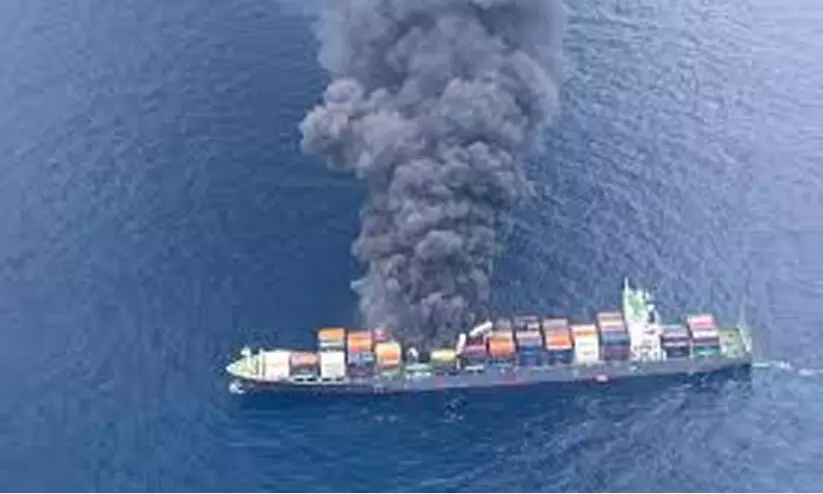 അണയാതെ തീ; കാണാതായ നാലുപേർക്കായി തിരച്ചിൽ അണയാതെ തീ; കാണാതായ നാലുപേർക്കായി തിരച്ചിൽ