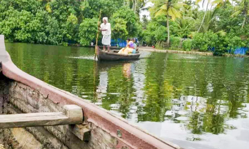 കോടംതുരുത്ത് പി.എസ് ഫെറി പാലം; മുറവിളിക്ക് പതിറ്റാണ്ടുകളുടെ പഴക്കം കോടംതുരുത്ത് പി.എസ് ഫെറി പാലം; മുറവിളിക്ക് പതിറ്റാണ്ടുകളുടെ പഴക്കം