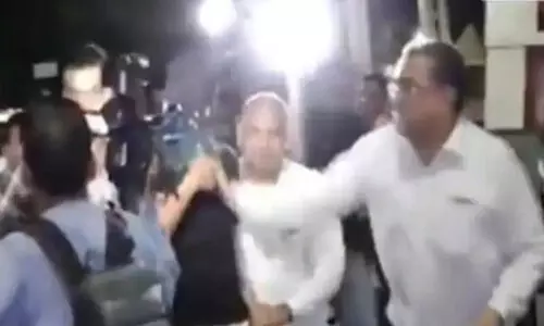 ഹണിമൂൺ കൊലപാതകം: പ്രതിയെ എയർപോർട്ടിൽ വെച്ച് മുഖത്തടിച്ച് യാത്രക്കാരൻ, വൈറലായി വിഡിയോ