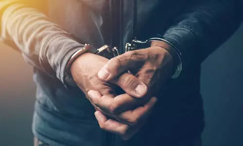 സ​ദാ​ചാ​ര ഗു​ണ്ടാ​യി​സം കാ​ണി​ച്ച ര​ണ്ട് യു​വാ​ക്ക​ൾ അ​റ​സ്റ്റി​ൽ