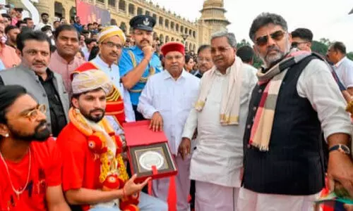 ആ​ർ.​സി.​ബി അ​നു​മോ​ദ​ന​ത്തി​ൽ ഗ​വ​ർ​ണ​റു​ടെ സാ​ന്നി​ധ്യം വി​വാ​ദ​ത്തി​ൽ