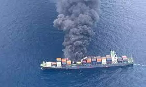 അ​ണ​യാ​തെ തീ; ​കാ​ണാ​താ​യ നാ​ലു​പേ​ർ​ക്കാ​യി തി​ര​ച്ചി​ൽ