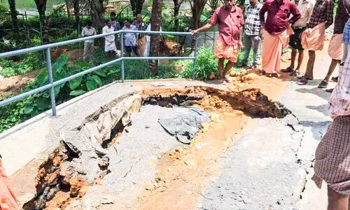 വെ​ള​ളം തു​റ​ന്നു​വി​ട്ടു; അ​ത്തി​ക്ക​യം കൊ​ച്ചു​പാ​ല​ത്തി​ന്‍റെ അ​പ്രോ​ച്ച് റോ​ഡ് ത​ക​ർ​ന്നു