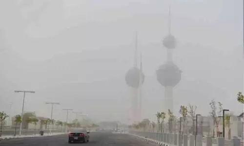 ക​ന​ത്ത ചൂ​ട് തു​ട​രും; ചൊ​വ്വാ​ഴ്ച നേ​രി​യ പൊ​ടി​ക്കാ​റ്റ്