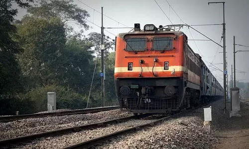 ഫരീദാബാദിൽ നാല് മക്കളുമായി യുവാവ് ട്രെയിനിന് മുന്നിൽ ചാടി ആത്മഹത്യ ചെയ്തു