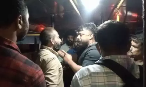 കാ​റി​നു സൈ​ഡ് ന​ൽ​കി​യി​ല്ലെ​ന്ന് ആ​രോ​പ​ണം; കെ.​എ​സ്.​ആ​ർ.​ടി.​സി ജീ​വ​ന​ക്കാ​ർ​ക്ക് മ​ർ​ദ​നം