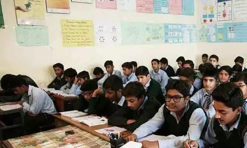 പഠിപ്പിക്കേണ്ട സമയത്ത് അധ്യാപകർ സ്റ്റാഫ്റൂമിൽ ഫോണും കണ്ടിരുന്നു; ബോർഡ് പരീക്ഷയിൽ വിദ്യാർഥികൾക്ക് കൂട്ടത്തോൽവി