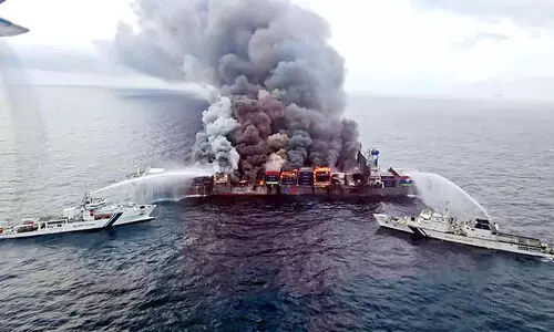 കപ്പലിൽ ഇറങ്ങി രക്ഷാസംഘം; തീയണക്കൽ യത്നം തുടരുന്നു, ച​ര​ക്കു​ക​പ്പ​ൽ പൊ​ന്നാ​നി തീ​രം ക​ട​ന്നു