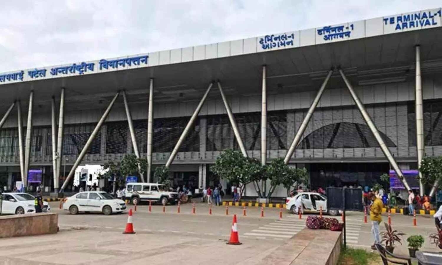 വിമാന സർവീസുകൾ പരിമിതമായി പുനരാരംഭിച്ച് അഹ്മദാബാദ് വിമാനത്താവളം