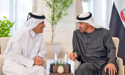 ഖ​ത്ത​ർ പ്ര​ധാ​ന​മ​ന്ത്രി യു.​എ.​ഇ പ്ര​സി​ഡ​ന്റു​മാ​യി കൂ​ടി​ക്കാ​ഴ്ച ന​ട​ത്തി