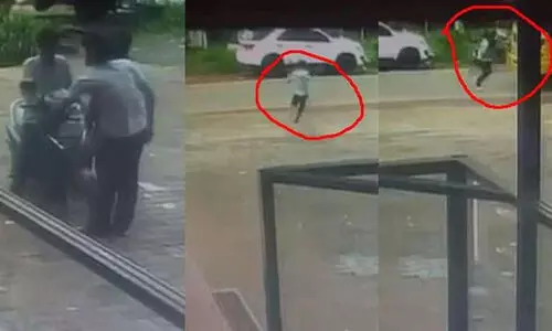 സംസാരിച്ചു കൊണ്ടിരിക്കെ കൂട്ടുകാരോട് പിണങ്ങി ടിപ്പറിന് മുന്നിലേക്ക് ചാടി വിദ്യാർഥി;   ഡ്രൈവറുടെ സഡൻ ബ്രേക്ക് ജീവൻ രക്ഷിച്ചു