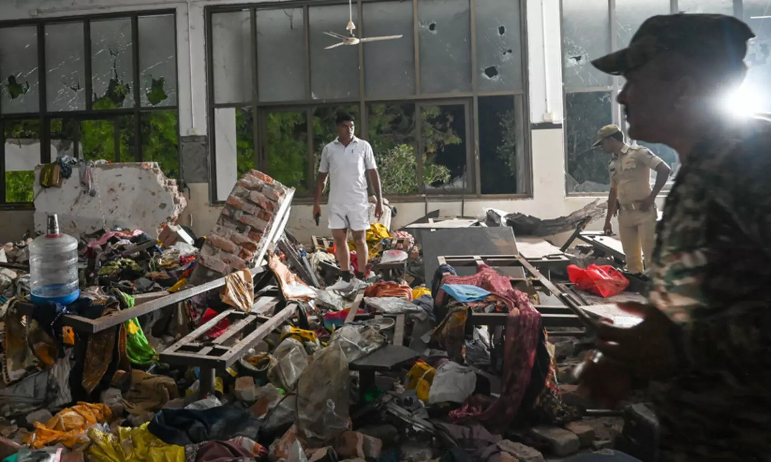 ദുരന്തം ആഘോഷമാക്കുന്നവർ! വിമാനം തകർന്നുവീണ സ്ഥലത്ത് സെൽഫിയെടുക്കാൻ തിക്കും തിരക്കും