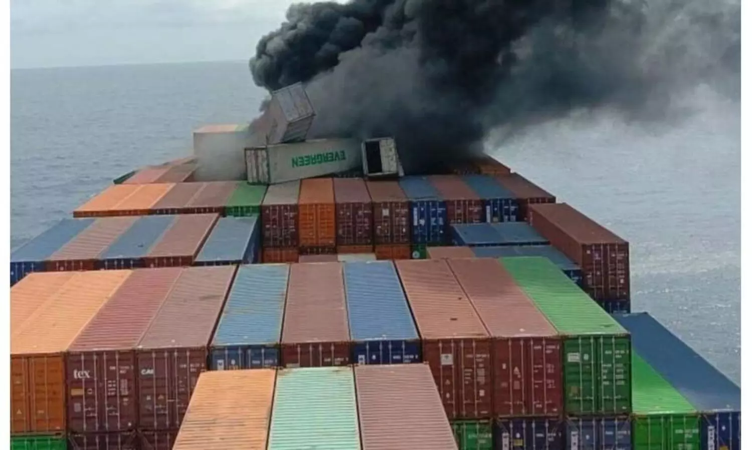 കപ്പൽ തീപിടിത്തം: ആശങ്ക അകലുന്നു, തീ ​ഏ​റ​ക്കു​റെ നി​യ​ന്ത്ര​ണ​വി​ധേ​യ​ം