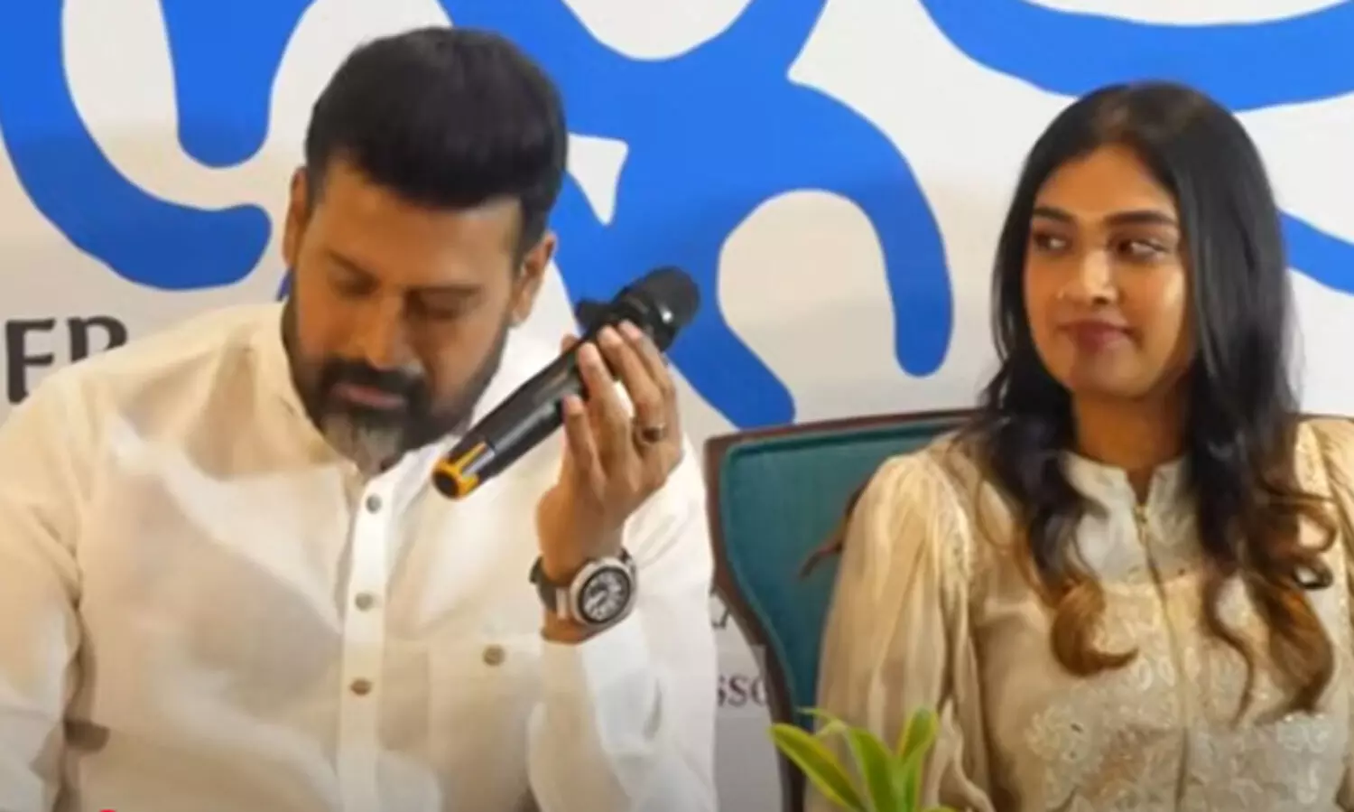 ദക്ഷിണേന്ത്യ കണ്ട ഏറ്റവും മികച്ച അഭിനേത്രിയാണ് അവളുടെ അമ്മ, അവരുടെ അനുഗ്രഹമാണ് വേണ്ടത്; വികാരധീനനായി നടൻ മനോജ് കെ.ജയൻ, ആശ്വസിപ്പിച്ച് മകൾ കുഞ്ഞാറ്റ