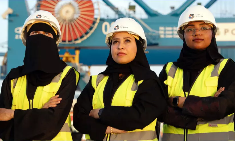 നി​യോം തു​റ​മു​ഖ​ത്ത്​ ക്രെ​യി​ൻ ഓ​പ​റേ​റ്റ​ർ​മാ​രാ​യി സൗ​ദി യു​വ​തി​ക​ൾ