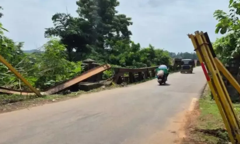 ഗ​താ​ഗ​തം നി​രോ​ധി​ച്ചു