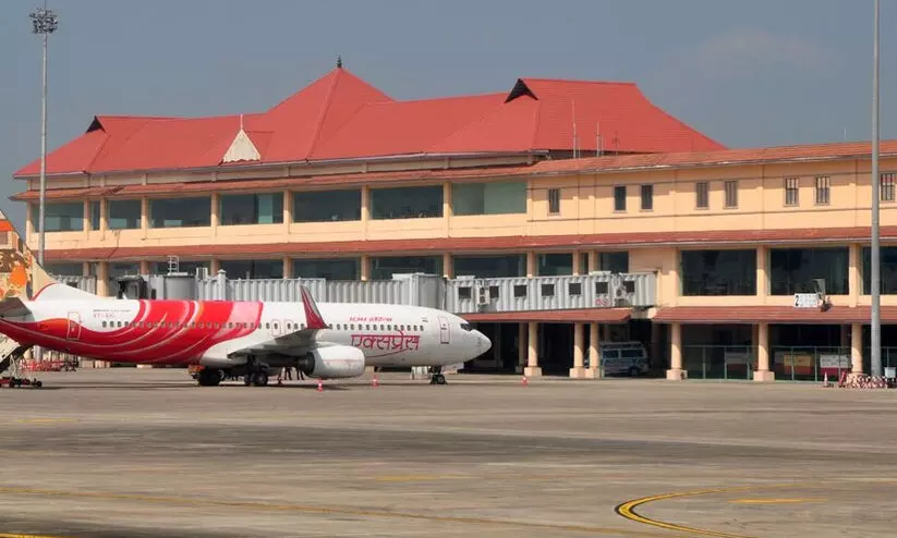 കൊച്ചി വിമാനത്താവളത്തിൽ ബോംബ് ഭീഷണി കൊച്ചി വിമാനത്താവളത്തിൽ ബോംബ് ഭീഷണി