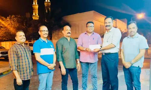 മ​ല​പ്പു​റം ജി​ല്ല പ്ര​വാ​സി അ​സോ​സി​യേ​ഷ​ൻ ടി​ക്ക​റ്റ് കൈ​മാ​റി