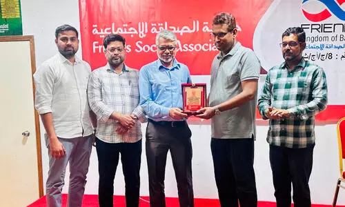 ഖാ​ലി​ദ് ചോ​ല​യി​ലി​ന് ഫ്ര​ൻ​ഡ്‌​സ് സോ​ഷ്യ​ൽ അ​സോ​സി​യേ​ഷ​ൻ യാ​ത്ര​യ​യ​പ്പ് ന​ൽ​കി