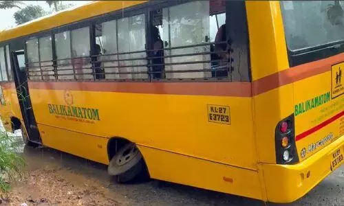 വിദ്യാർഥികളുമായി പോയ സ്കൂൾ ബസിന്റെ പിൻചക്രങ്ങൾ ഊരിത്തെറിച്ചു; വൻ ദുരന്തം ഒഴിവായത് ഡ്രൈവറുടെ സമയോചിത ഇടപെടലിലൂടെ