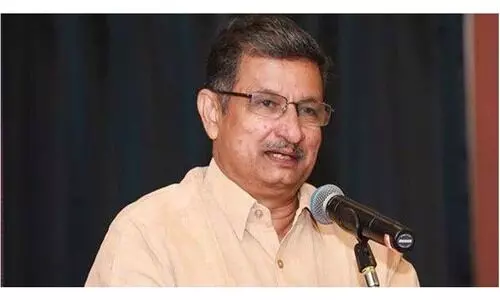 എം. സ്വരാജിനെ ചൊല്ലി സാഹിത്യപോര്; വെയിലുകൊണ്ട് കഷ്ടപ്പെട്ട് ഫെമിനിസം ഉണ്ടാക്കാൻ പ്രയത്നിച്ചെന്ന് ജെ.ദേവികയെ പരിഹസിച്ച് അശോകൻ ചരുവിൽ