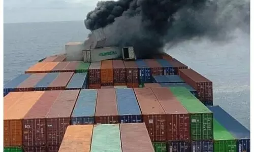 കപ്പൽ തീപിടിത്തം: ആശങ്ക അകലുന്നു, തീ ​ഏ​റ​ക്കു​റെ നി​യ​ന്ത്ര​ണ​വി​ധേ​യ​ം