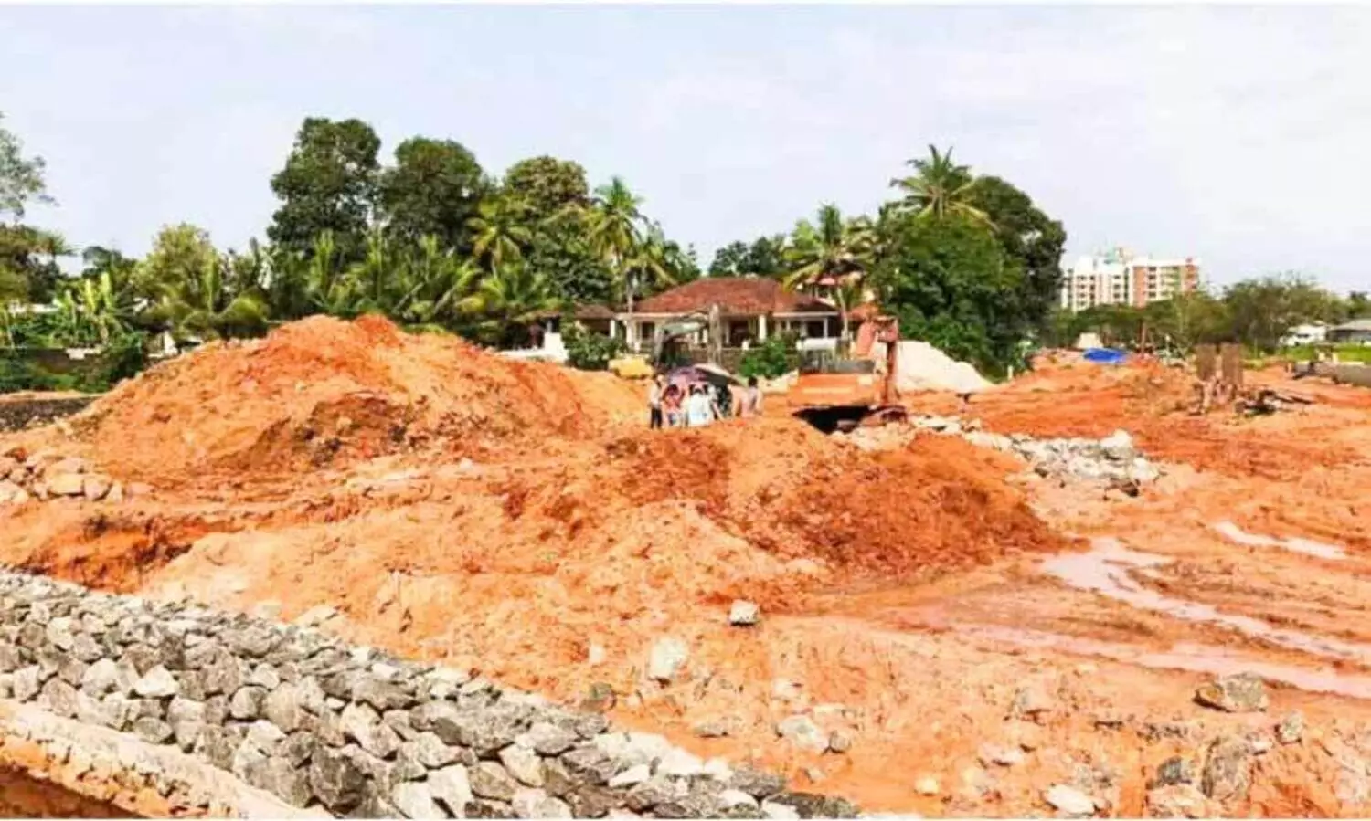 ഇ​ട​വി​ട്ട്​ പെ​യ്യു​ന്ന മ​ഴ​; താളം തെറ്റിച്ച് ജില്ല സ്റ്റേഡിയം നിർമാണം