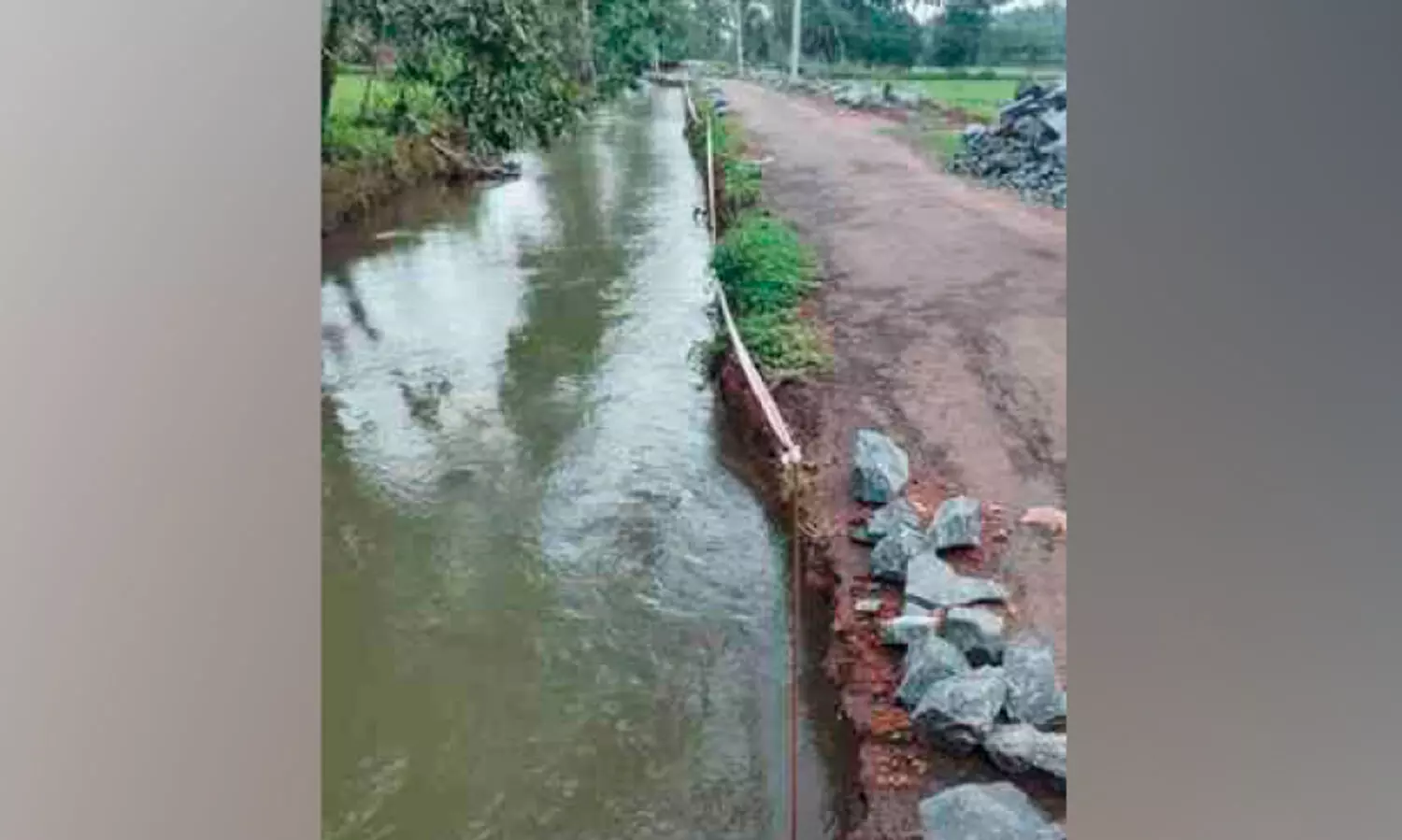 സം​ര​ക്ഷ​ണ​ഭി​ത്തി നി​ർ​മാ​ണം പാ​തി​വ​ഴി​യി​ൽ; മ​ഴ​ക്കു​മു​മ്പ് പൂ​ർ​ത്തീ​ക​രി​ക്കാ​ൻ ക​ഴി​യാ​ത്ത​തി​നാൽ റോ​ഡ് ഇ​ല്ലാ​താ​കുമോ എ​ന്ന ആ​ശ​ങ്ക​യി​ൽ നാ​ട്ടു​കാ​ർ