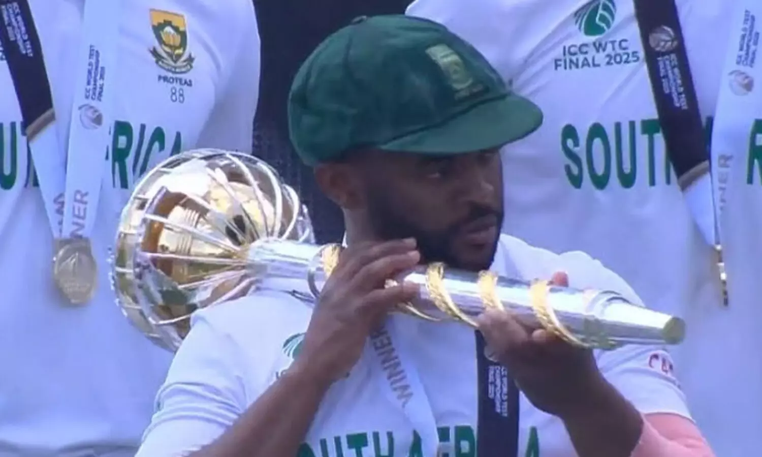 ടെസ്റ്റ് മെയ്‌സ് കൈയില്‍ പിടിച്ച് ബാവുമയുടെ ‘മെഷീൻ ഗൺ’ സെലിബ്രേഷൻ;  -വിഡിയോ വൈറൽ