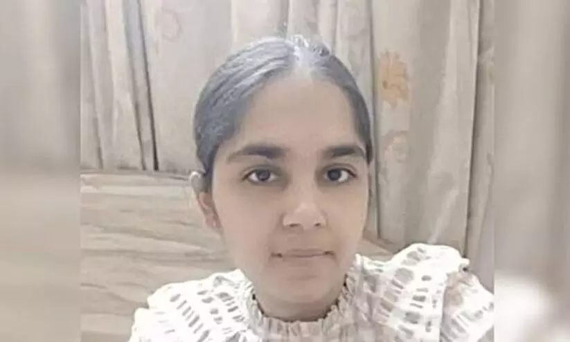 ആശംസകൾ-നിറഞ്ഞ കുടുംബ വാട്സ്ആപ്പ് ഗ്രൂപ്പ് നിശബ്ദമായി; പങ്കാളിയുടെ ജന്മദിനം ആഘോഷിക്കാനായി അവൾ പറന്നത് മരണത്തിലേക്ക്