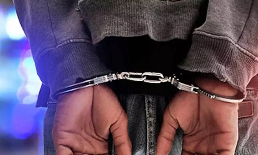 ക​ള്ള​നോ​ട്ട് നി​ർ​മാ​ണ​ത്തി​നി​ടെ അ​റ​സ്റ്റി​ൽ