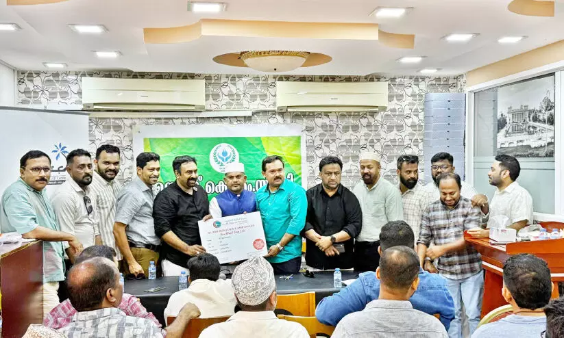 മെ​ഡി​ക്ക​ൽ പ്രി​വി​ലേ​ജ് കാ​ർ​ഡ് വി​ത​ര​ണം ചെ​യ്തു