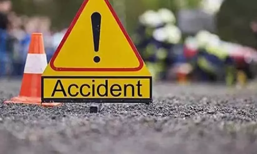 ആ​ന്ധ്ര ആ​ർ.​ടി.​സി ബ​സും ലോ​റി​യും കൂ​ട്ടി​യി​ടി​ച്ച് നാ​ല് പേ​ർ​ക്ക് ദാ​രു​ണാ​ന്ത്യം