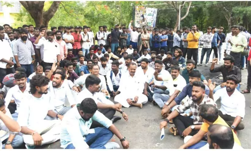 അം​ബേ​ദ്ക​ർ പ​ട​മു​ള്ള ആ​ശം​സ ബാ​ന​ർ നീ​ക്കം​ചെ​യ്തു; മൈ​സൂ​രു സ​ർ​വ​ക​ലാ​ശാ​ല​യി​ൽ വി​ദ്യാ​ർ​ഥി പ്ര​തി​ഷേ​ധം