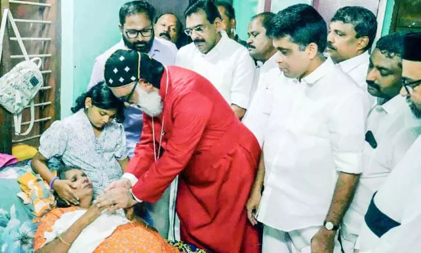 നാട് തേങ്ങുന്നു; രഞ്ജിതയുടെ വീട്ടിലേക്ക് ജനപ്രവാഹം നാട് തേങ്ങുന്നു; രഞ്ജിതയുടെ വീട്ടിലേക്ക് ജനപ്രവാഹം