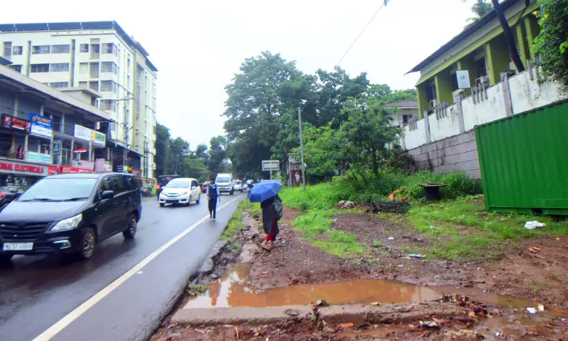 മാനാഞ്ചിറ-വെള്ളിമാടുകുന്ന് റോഡ് വികസനം; മലാപ്പറമ്പ്-വെള്ളിമാട്കുന്ന് റോഡ് ഉപേക്ഷിച്ചതെന്തിന് ? മാനാഞ്ചിറ-വെള്ളിമാടുകുന്ന് റോഡ് വികസനം; മലാപ്പറമ്പ്-വെള്ളിമാട്കുന്ന് റോഡ് ഉപേക്ഷിച്ചതെന്തിന് ?
