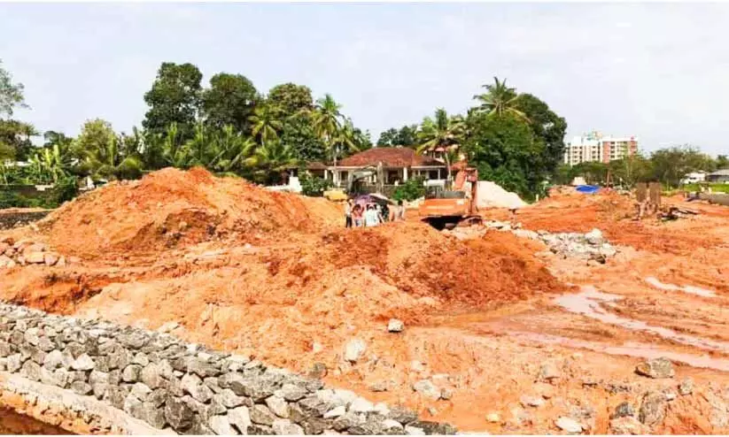 ഇടവിട്ട് പെയ്യുന്ന മഴ; താളം തെറ്റിച്ച് ജില്ല സ്റ്റേഡിയം നിർമാണം ഇടവിട്ട് പെയ്യുന്ന മഴ; താളം തെറ്റിച്ച് ജില്ല സ്റ്റേഡിയം നിർമാണം