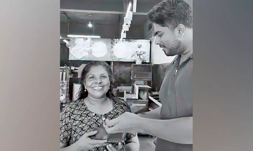 മീ​ൻ മാ​ർ​ക്ക​റ്റി​ൽ പ​ഴ്സ് മ​റ​ന്നു​വെ​ച്ചു; ആ​ദ്യം സ​ങ്ക​ടം, പി​ന്നെ സ​ന്തോ​ഷം...