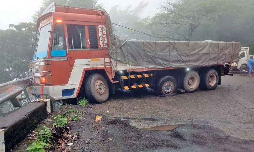 ചുരത്തിൽ നിയന്ത്രണംവിട്ട ലോറി ബാരിക്കേഡിൽ തട്ടി നിന്നു; ഒഴിവായത് വൻ ദുരന്തം ചുരത്തിൽ നിയന്ത്രണംവിട്ട ലോറി ബാരിക്കേഡിൽ തട്ടി നിന്നു; ഒഴിവായത് വൻ ദുരന്തം