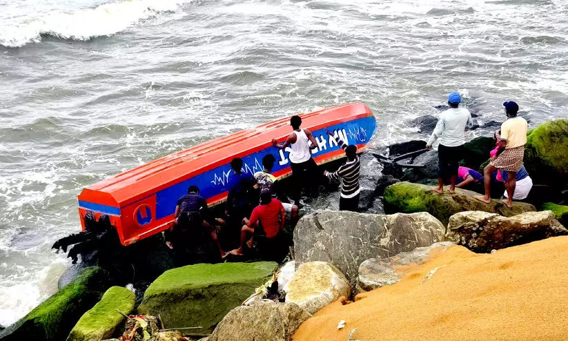 മുതലപ്പൊഴിയിൽ വീണ്ടും അപകടം വള്ളം മറിഞ്ഞ് ഒരാൾക്ക് പരിക്ക്
