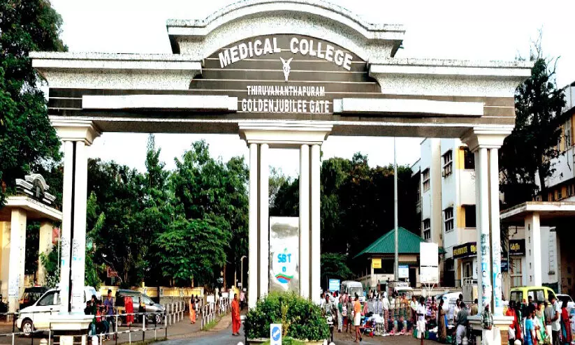 ഇന്റേൺഷിപ് കാലയളവിലെ ഫീസ് വാങ്ങരുതെന്ന്​ ആരോഗ്യ സർവകലാശാല, വേണമെന്ന്​ മെഡിക്കൽ കോളജ്​