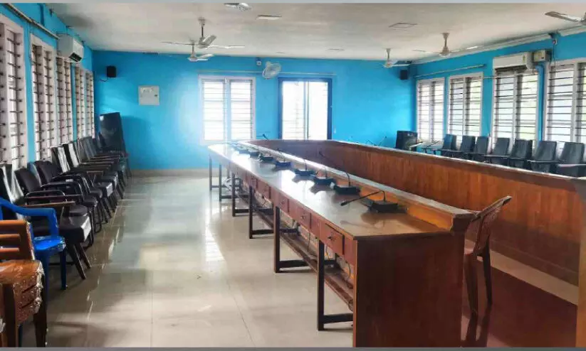 പണം നൽകിയില്ല: നഗരസഭയിലെ കസേരകൾ തിരിച്ചെടുത്തു