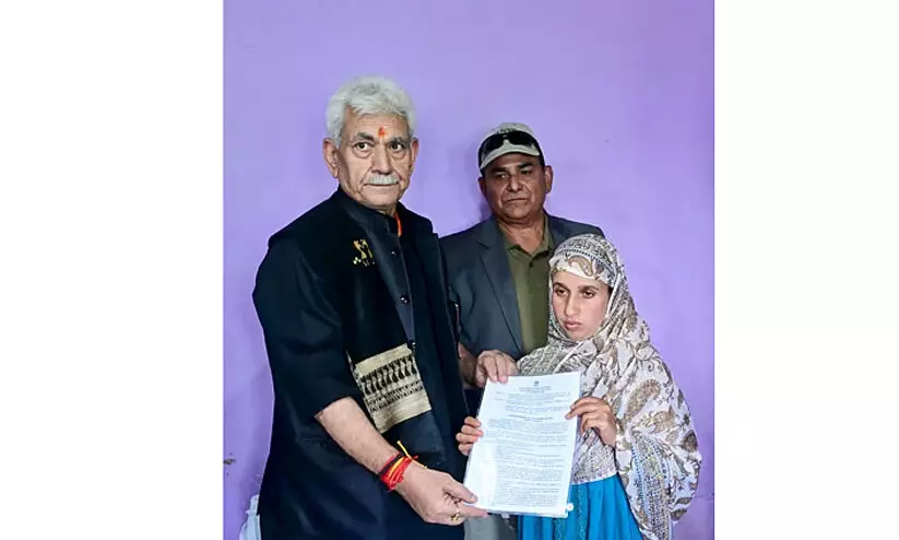 പഹൽഗാമിൽ വിനോദസഞ്ചാരികളെ രക്ഷിക്കുന്നതിനിടെ ജീവൻവെടിഞ്ഞ ആദിൽ ഹുസൈനിന്റെ ഭാര്യക്ക് സർക്കാർ ജോലി