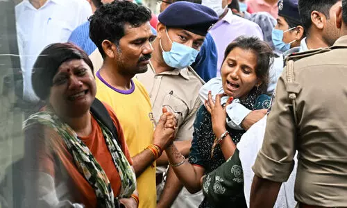 വെന്തുകരിഞ്ഞ മൃതദേഹങ്ങളിൽ ഉറ്റവരെ തിരയുന്നവരു​ടെ നിസ്സഹായത...