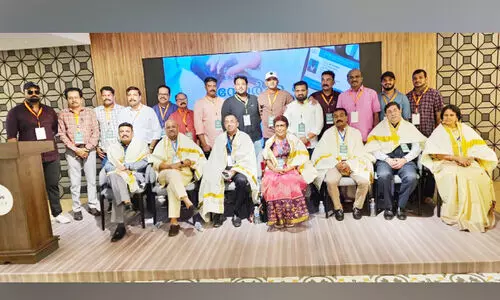 പ്രി​വി​ലേ​ജ് കാ​ർ​ഡ് പ്ര​കാ​ശ​ന​വും സ​്നേ​ഹാ​ദ​ര​വും