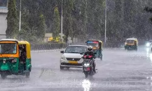 ക​ന​ത്ത മ​ഴ​യി​ൽ മൂ​ന്ന് മ​ര​ണം; 10 ജി​ല്ല​ക​ളി​ൽ റെ​ഡ് അ​ല​ർ​ട്ട്