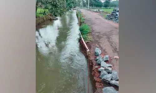 സം​ര​ക്ഷ​ണ​ഭി​ത്തി നി​ർ​മാ​ണം പാ​തി​വ​ഴി​യി​ൽ; മ​ഴ​ക്കു​മു​മ്പ് പൂ​ർ​ത്തീ​ക​രി​ക്കാ​ൻ ക​ഴി​യാ​ത്ത​തി​നാൽ റോ​ഡ് ഇ​ല്ലാ​താ​കുമോ എ​ന്ന ആ​ശ​ങ്ക​യി​ൽ നാ​ട്ടു​കാ​ർ