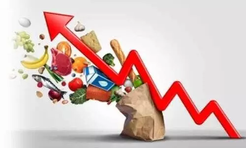 അടുക്കളയിൽ ആധി പുകയുമ്പോൾ അടുക്കളയിൽ ആധി പുകയുമ്പോൾ
