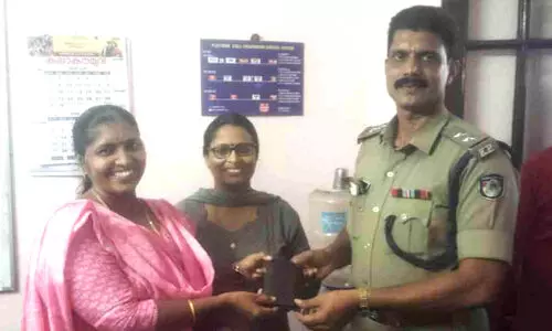 ട്രെയിനിൽ പഴ്സ് നഷ്ടമായി; റെയിൽവേ പൊലീസ് തുണയായി